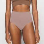 femmes bronzage sculptant 006BT1037 Anna Field