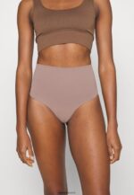 femmes bronzage sculptant 006BT1037 Anna Field