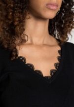 femmes empiècement en dentelle décolleté en V robe ample robe pull noir 006BT227 Anna Field - Image 5