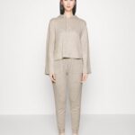 femmes ensemble pyjama marron 006BT1067 Anna Field
