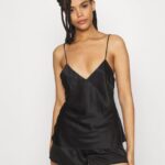 femmes ensemble pyjama simple en satin noir 006BT1068 Anna Field