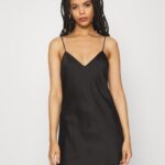 femmes nuisette satin simple nuisette noire 006BT1044 Anna Field