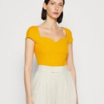femmes t-shirt imprimé jaune foncé 006BT250 Anna Field